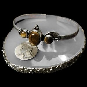 Elegant 3-Stone Tiger's Eye Bracelet With Beautiful Chatoyancy.